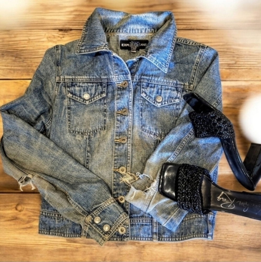 Express Jeans Distressed Vintage Cropped Jean Jacket. Size M